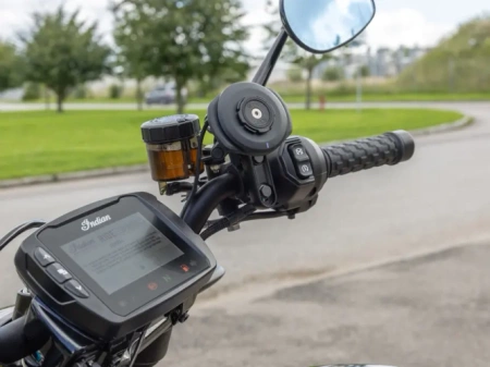 Podstawa montowana w obejmie pompy hamulca/sprzęgła Quad Lock®