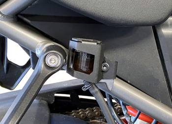 Osłona zbiorniczka płynu hamulcowego z tyłu, czarna, do Harley-Davidson RA1250 Pan America