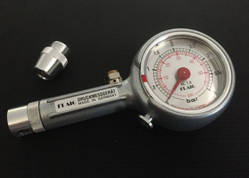 Tyre pressure gauge with straight and 90° sloping connector and drain valve