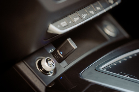 Quad Lock® Car - Wireless CarPlay/Android Auto Adaptor
