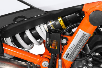 Osłona tylnego zbiorniczka płynu hamulcowego, czarna do KTM 890 Adventure/ 890 Adventure R/ 790 Adventure / Adventure R/ 1290 Super Adventure (2021-)
